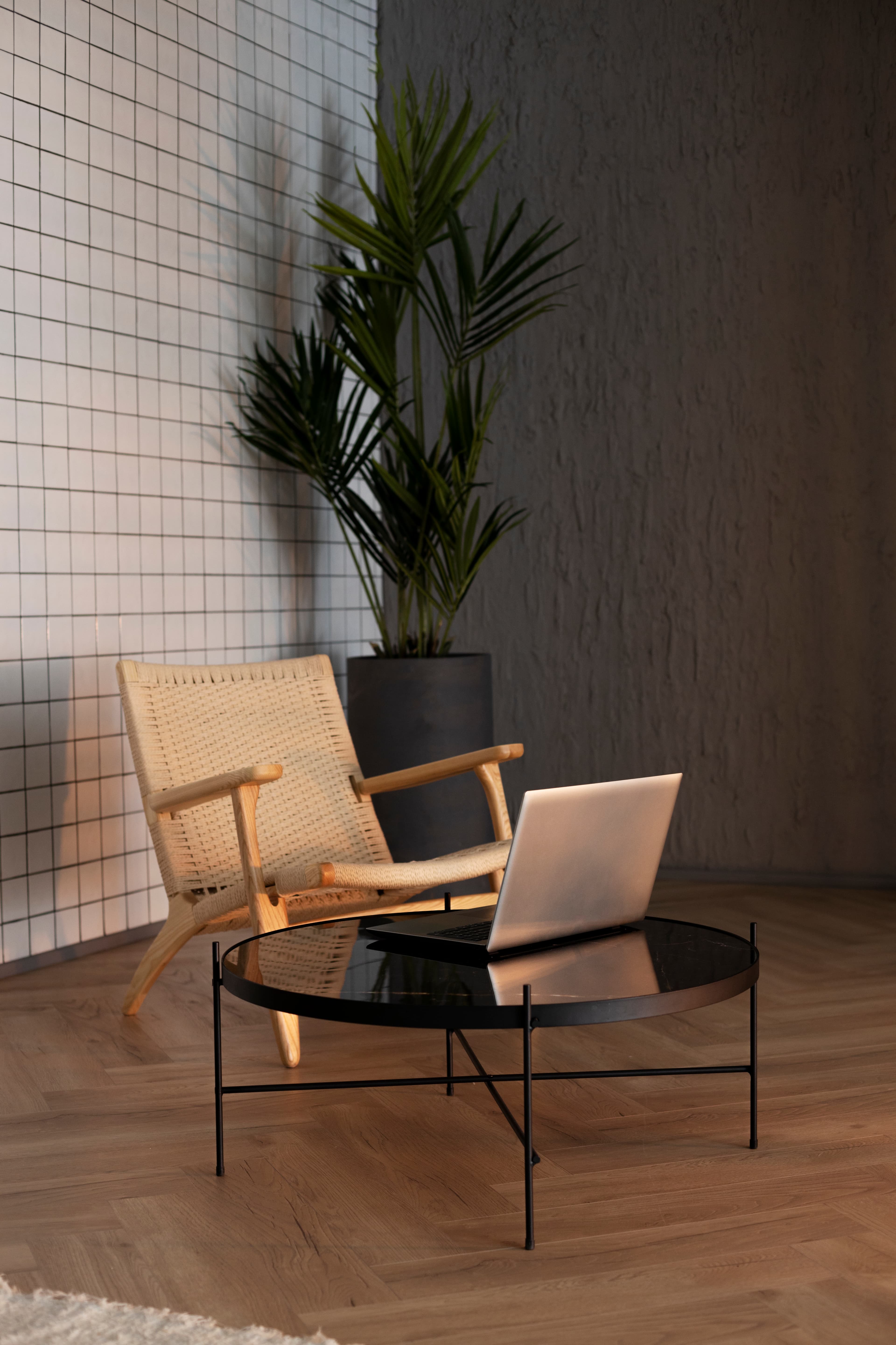 Foto de persona trabajando en estación de trabajo ergonómica, página de contacto